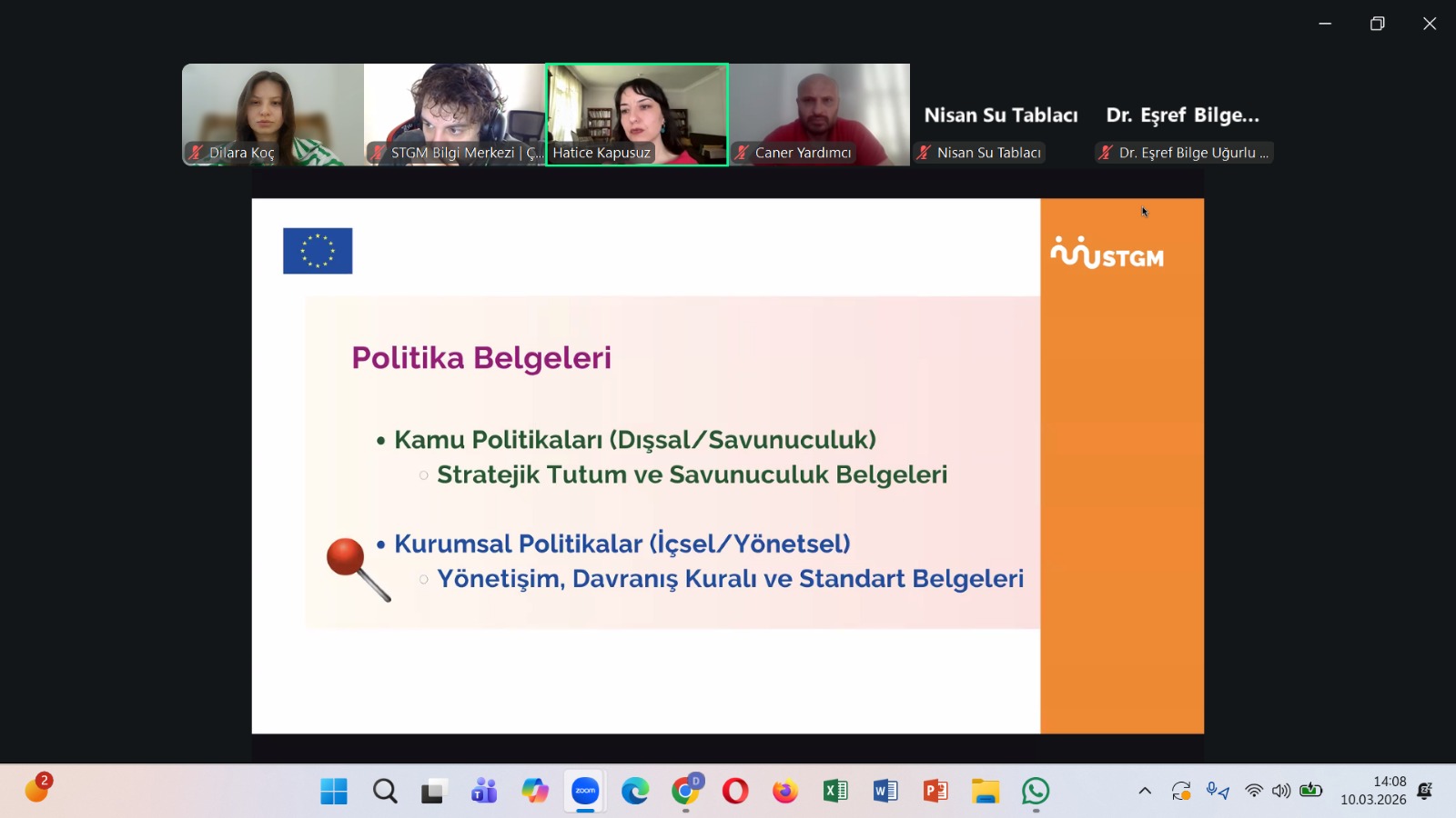 Görselde çevrim içi bir toplantı platformu üzerinden gerçekleştirilen Sivil Toplum Örgütleri İçin Kurumsal Politikalar Geliştirme webinarına ait bir ekran görüntüsü yer almaktadır. Ekranın üst kısmında farklı katılımcıların video pencereleri görülmekte ve webinarın çevrim içi olarak gerçekleştirildiği anlaşılmaktadır. Sunum bölümünde “Politika Belgeleri” başlıklı bir slayt yer almakta olup, slaytta kamu politikaları (dışsal/savunuculuk) ve kurumsal politikalar (içsel/yönetsel) başlıkları altında stratejik tutum, savunuculuk belgeleri, yönetişim ve davranış kuralları gibi konulara değinilmektedir. Sunumun sağ tarafında Sivil Toplum Geliştirme Merkezi (STGM) logosu, sol üst köşede ise Avrupa Birliği bayrağı yer almaktadır. Görsel, sivil toplum kuruluşlarının kurumsal kapasitesini geliştirmeye yönelik gerçekleştirilen çevrim içi eğitim sürecini yansıtmaktadır.